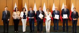 Nagrodzeni odznaką pozują do zdjęcia