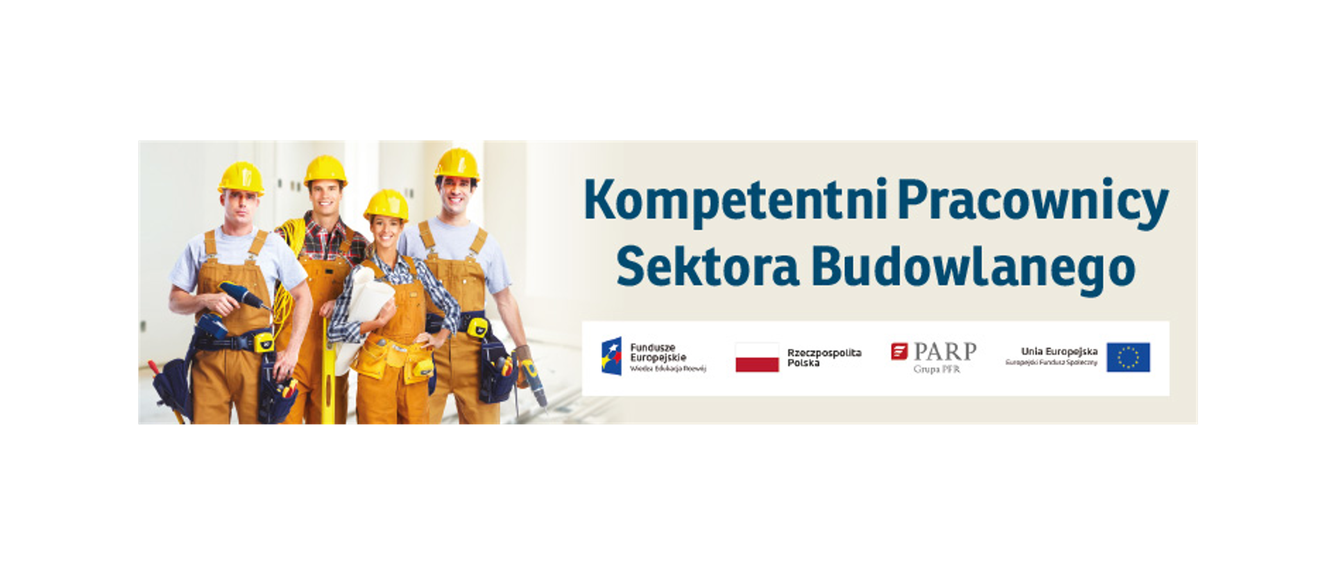 Po prawej stronie znajdują się 4 postaci ubrane w stroje budowlane. Po prawej stronie znajduje się duży napis Kompetentni Pracownicy Sektora Budowlanego, a pod nim oznaczenia projektu czyli: Fundusze Europejskie, Rzeczpospolita Polska, PARP i Unia Europejska