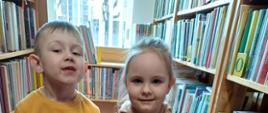 Dzieci uczestniczące w zajęciach z bibliotekarką - zwiedzanie biblioteki