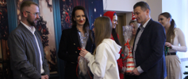 na zdjęciu wychowanka z COPOW w Zambrowie składa podziękowania na ręce prezesa firmy Ostrovit