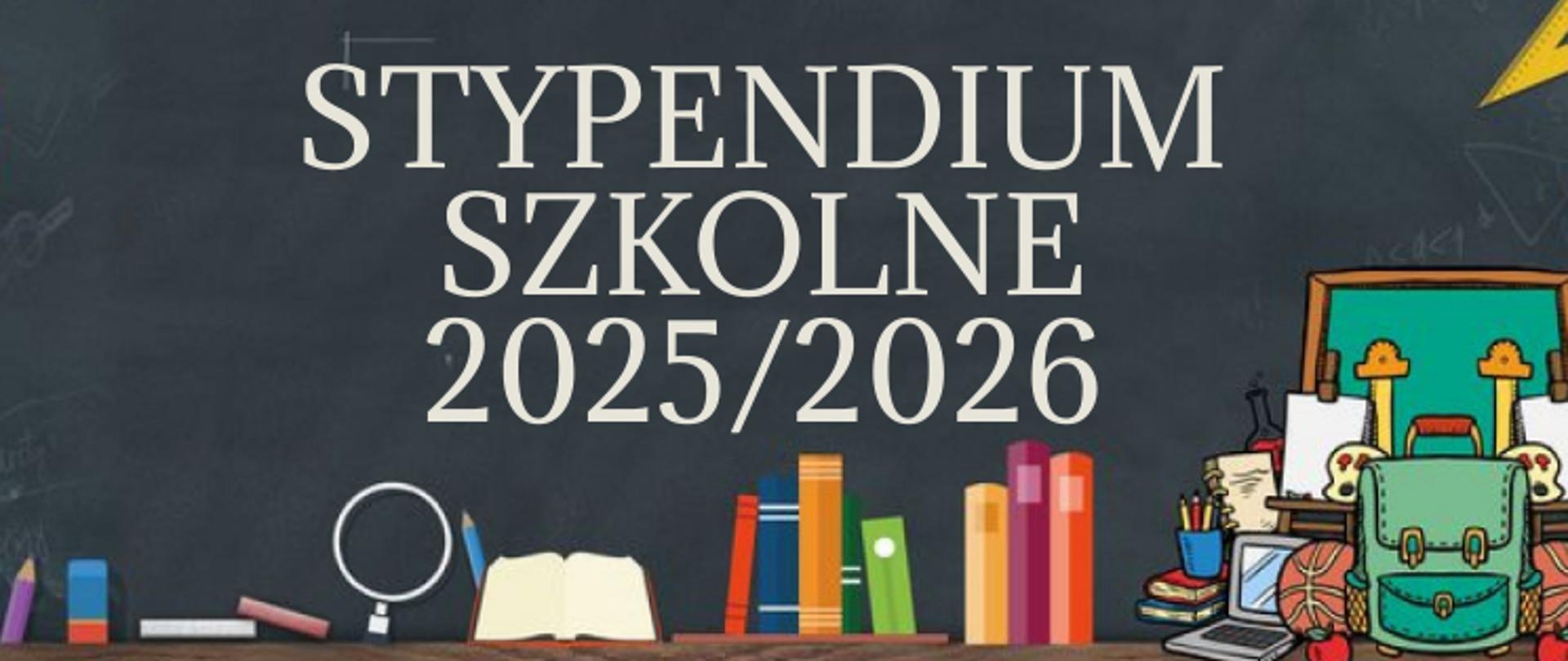Grafika z tablicą szkolną, na której widnieje napis: Stypendium szkolne 2025/2026. Wokół znajdują się kolorowe przybory szkolne, książki i plecak.