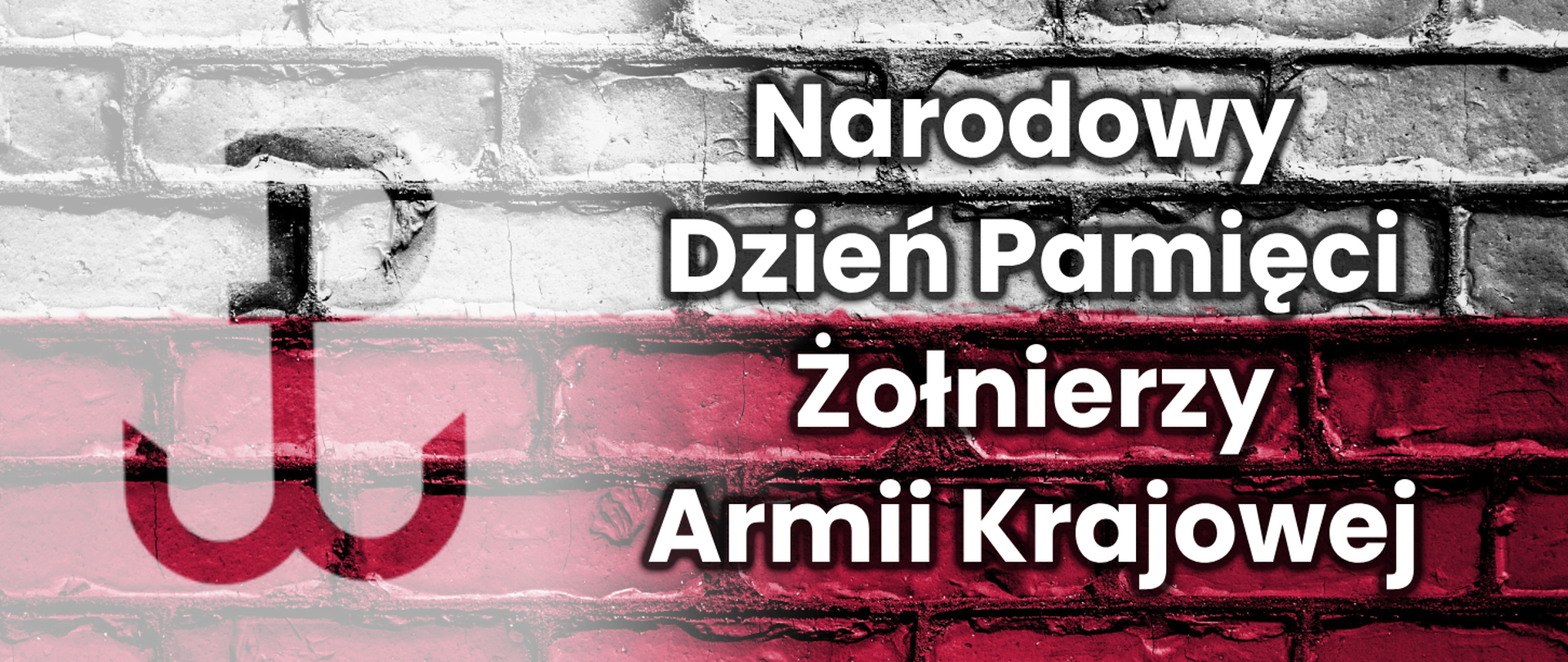 Na ceglanej ścianie wymalowana polska flaga. Po lewej stronie znak Polski Walczącej, a po prawej biały napis Narodowy Dzień Pamięci Żołnierzy Armii Krajowej.