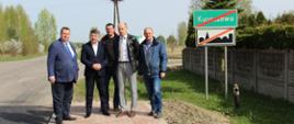 Uczestnicy odbioru przebudowy pozują do wspólnego zjdęcia