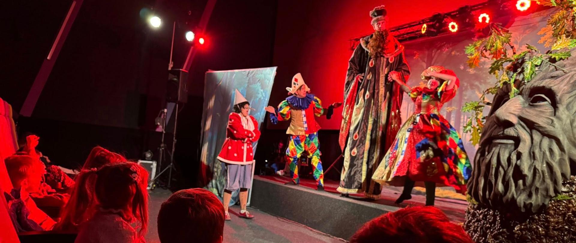 Dzieci oglądają musical "Pinokio" w sali