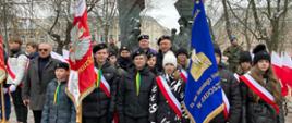 harcerze przed pomnikiem