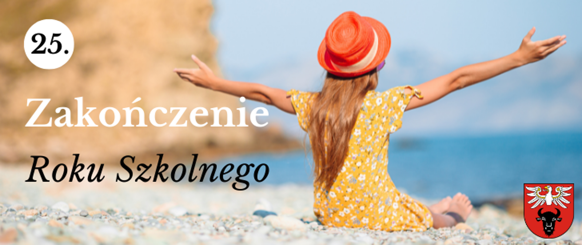 na zdjęciu znajduje się plaża, na kamieniach siedzi dziewczynka w pomarańczowej czapc e i kapeluszu, z lewej strony widnieje napis "25. Zakończenie Roku Szkolnego", z prawej stronu logo powiatu