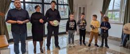 Uczestnicy wydarzenia pozują do wspólnego zdjęcia