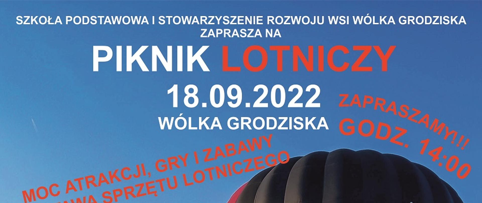 Plakat jest zaproszeniem na Piknik Lotniczy. Czarny balon na niebieskim niebie, poniżej zdjęcia szkoły, dmuchanej zjeżdżalni, samolotów i wsi z lotu ptaka 