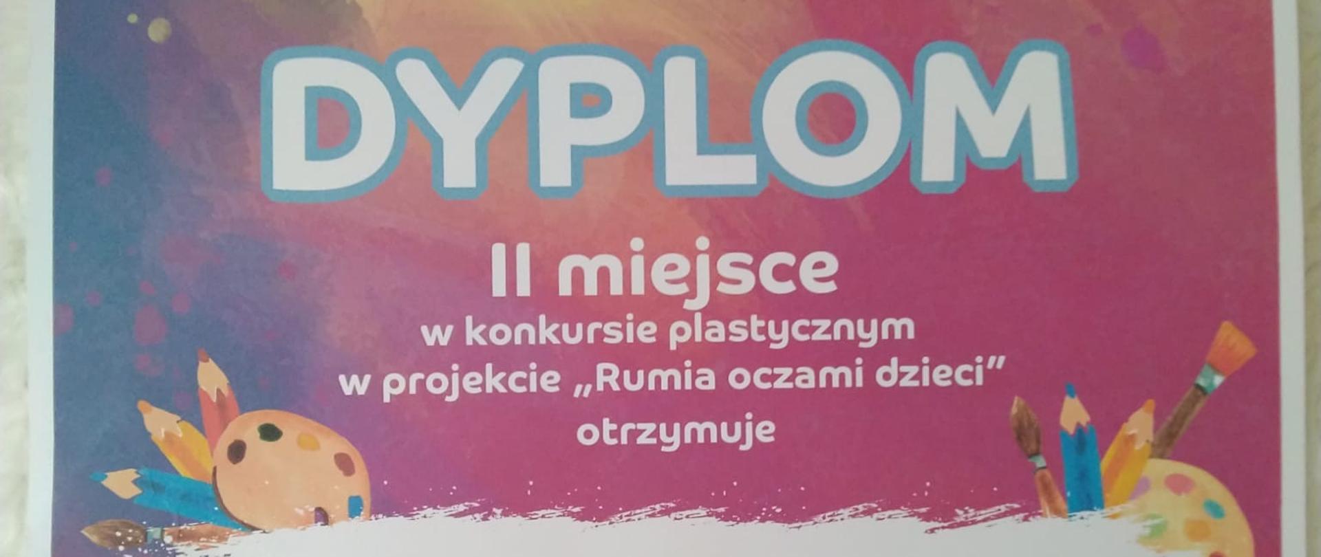 Kolorowe tło. Na górze niebieski napis. Pod spodem białe napisy. Na dole grafika kredek i pędzla. Na górze po lewej stronie herb Rumi, a po prawej stronie logo. 