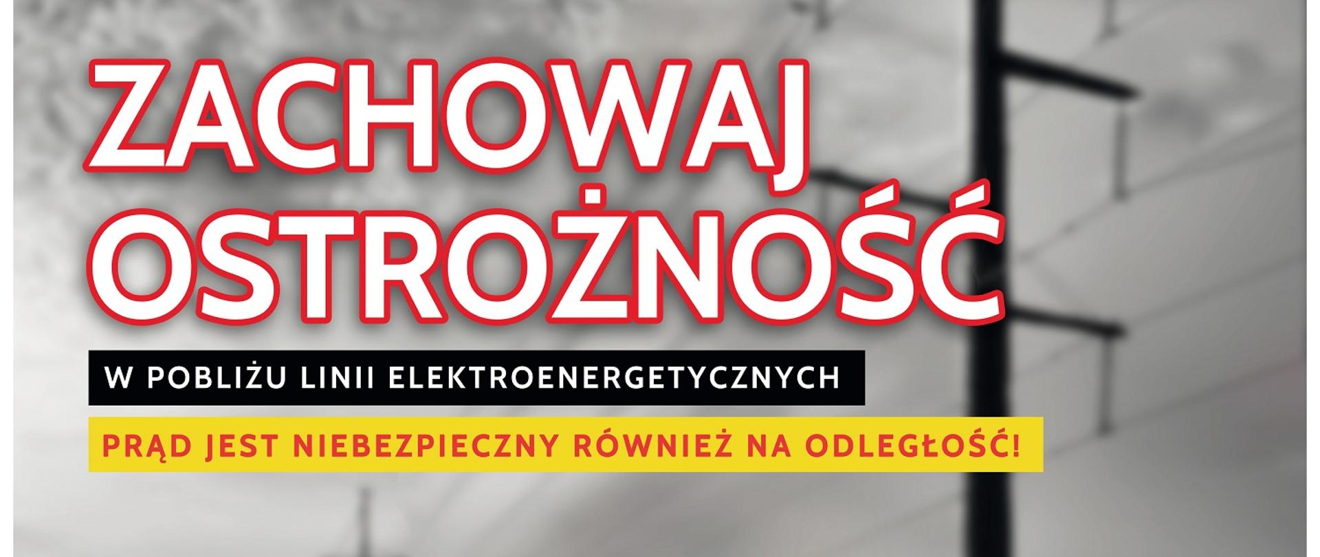 na górze napis zachowaj ostrożność na dole czerwony traktor pracujący w polu 