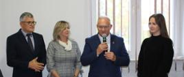 Starosta w obecności Przewodniczącego Rady i Wicestarosty składa gratulacje Kamili