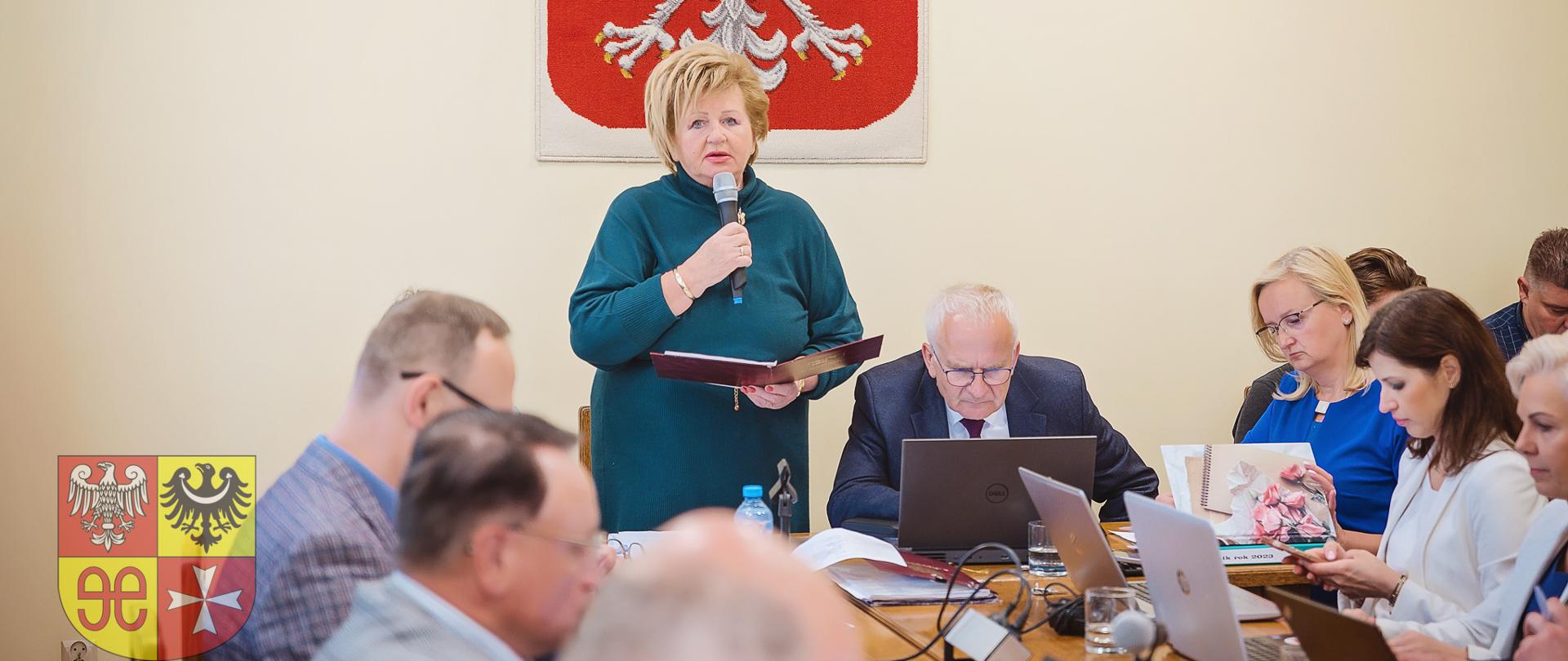 grupa ludzi wewnątrz, przy stole