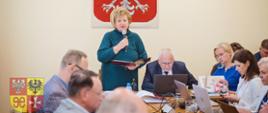 grupa ludzi wewnątrz, przy stole