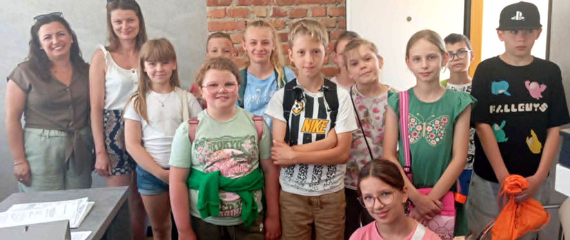 Panie księgowe i uczniowie pozują do zdjęcia w jednym z pokoi Licencjonowanego Biura Rachunkowego