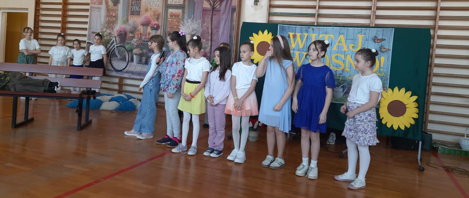 Dziewczynki z klasy 3a i 3 b przedstawiają piosenkę.
