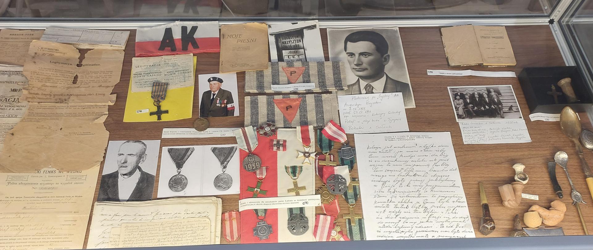 Eksponaty historyczne w nowych gablotach
