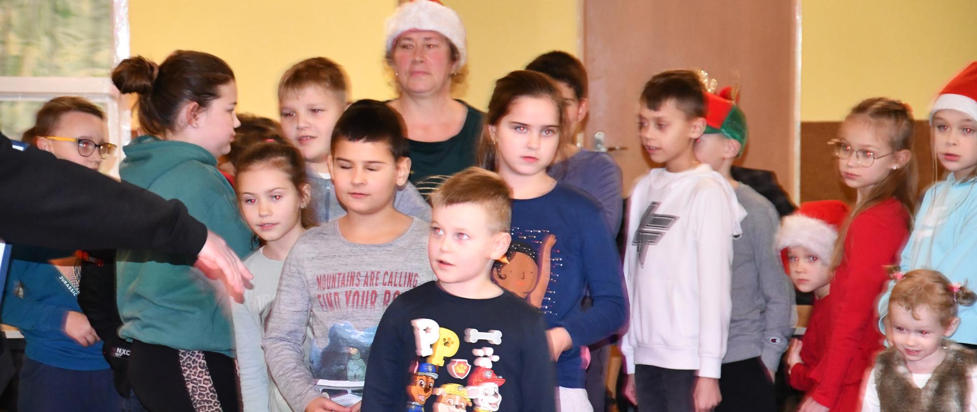 Grupa dzieci stoi przed obiektywem gotowa do konkurencji.