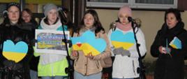 Zespół Hiłoczka - młode wokalistki trzymają tekturowe serca w barwach flagi Ukrainy