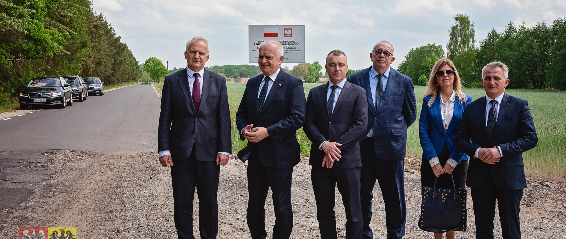 kilka osób na zewnątrz