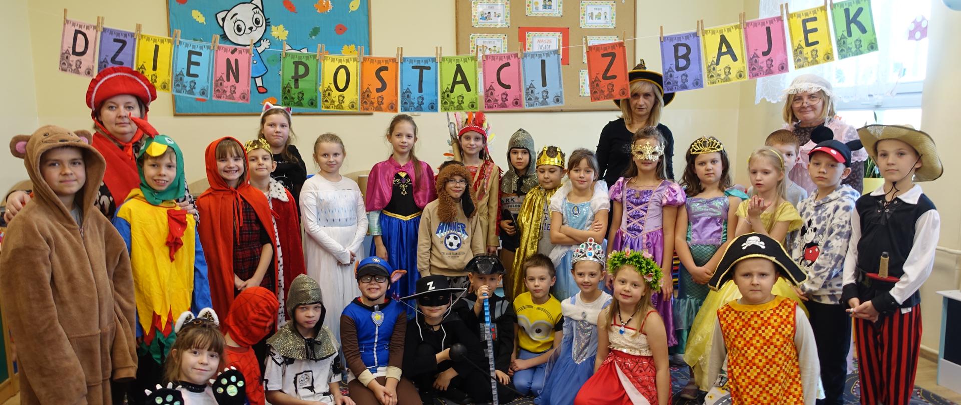 Grupowe zdjęcie postaci z bajek