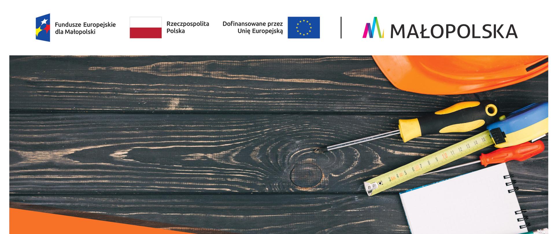 Grafika przedstawia na ciemnym tle u góry z prawej strony fragment pomarańczowego kasku ochronnego, śróbokręt, miarkę, kolejny śróbokręrt, notes, ołówek i kalkulator. Pod spodem znajduje się tekst z informacjami o projekcie.