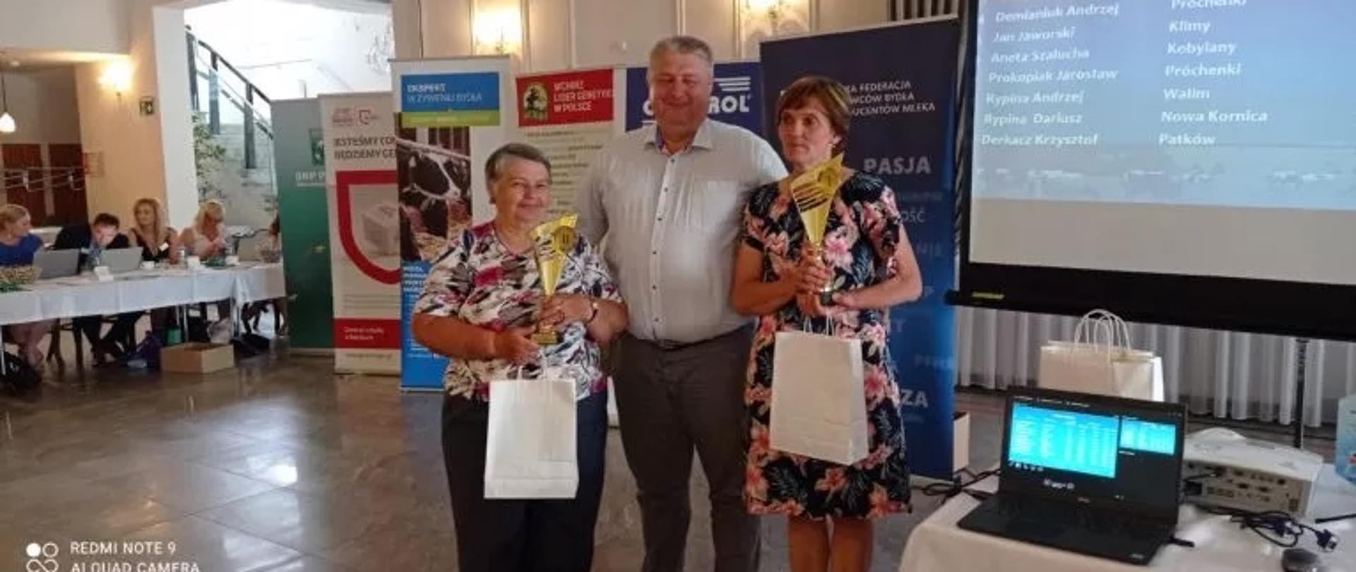 Na fotografii Starosta Powiatu Łosickiego i Laureatki rankingu