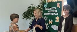 Moment wręczenia nagród - dla zdobywcy III miejsca