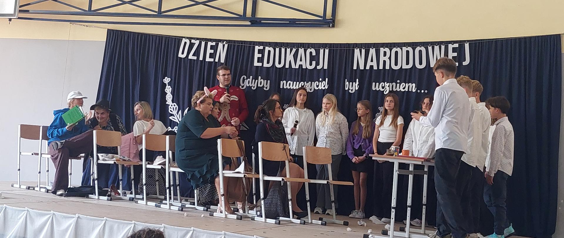 Uczniowie i nauczyciele podczas przedstawienia z okazji Dnia Edukacji Narodowej 