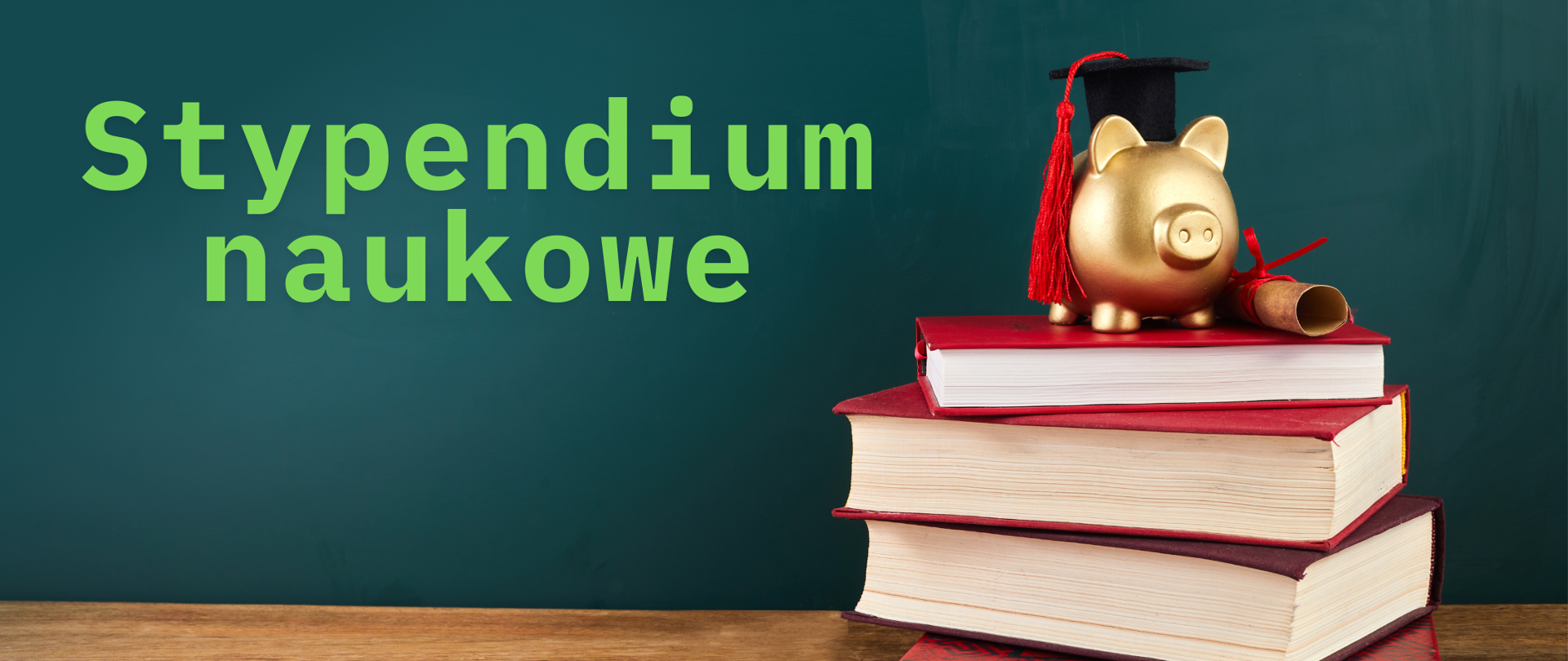 Skarbonka świnka z czapką absolwenta na podręcznikach.