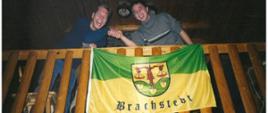 Mężczyźni z flagą Brachstedt