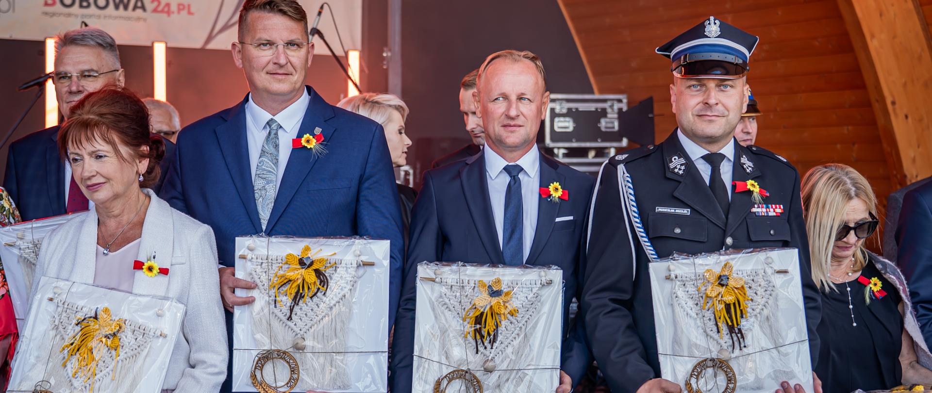 W centralnej części zdjęcia: Wicestarosta Marcin Krzeminski, Członek Zarzadu Powiatu Krzysztof Flądro, Preses Zarządu ZOP ZOSP RP w Gorlicach Przemysław Wszołek