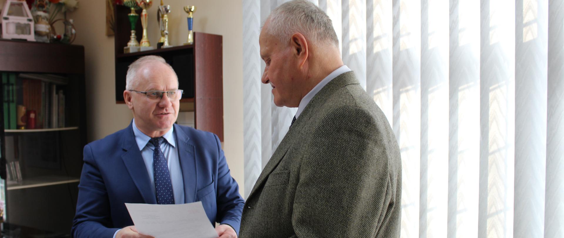 Starosta Hajnowski wręcza nominację członkom Powiatowej Społecznej Rady 