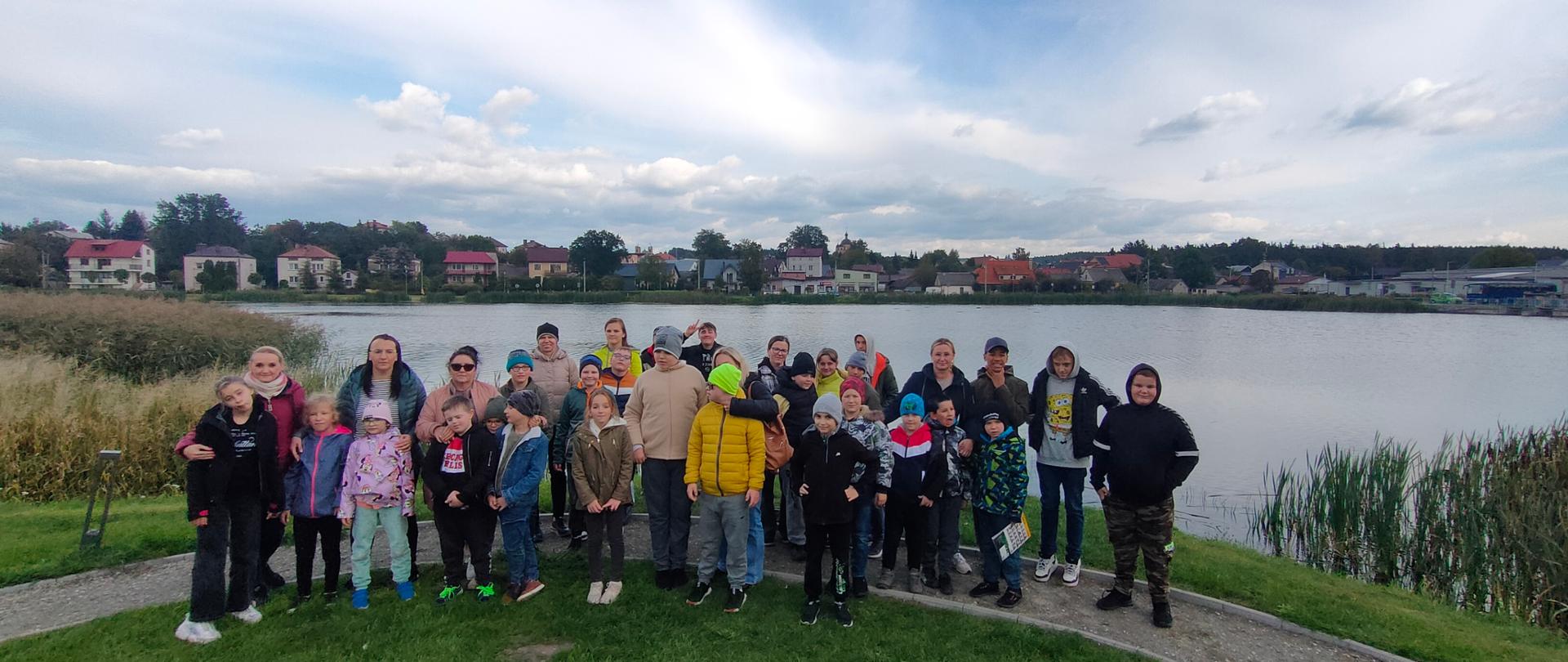 Grupowe zdjęcie SP na plaży miejskiej w Siemiatyczach