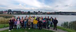 Grupowe zdjęcie SP na plaży miejskiej w Siemiatyczach