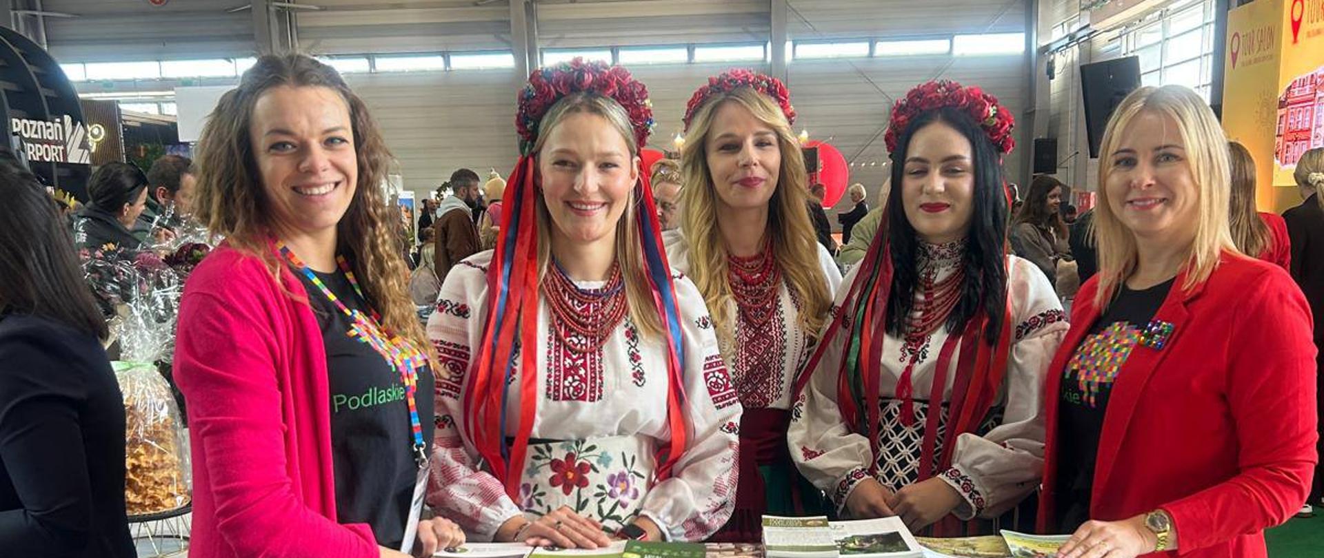 Na stoisku Województwa Podlaskiego - uczestnicy pozują do wspólnego zdjęcia