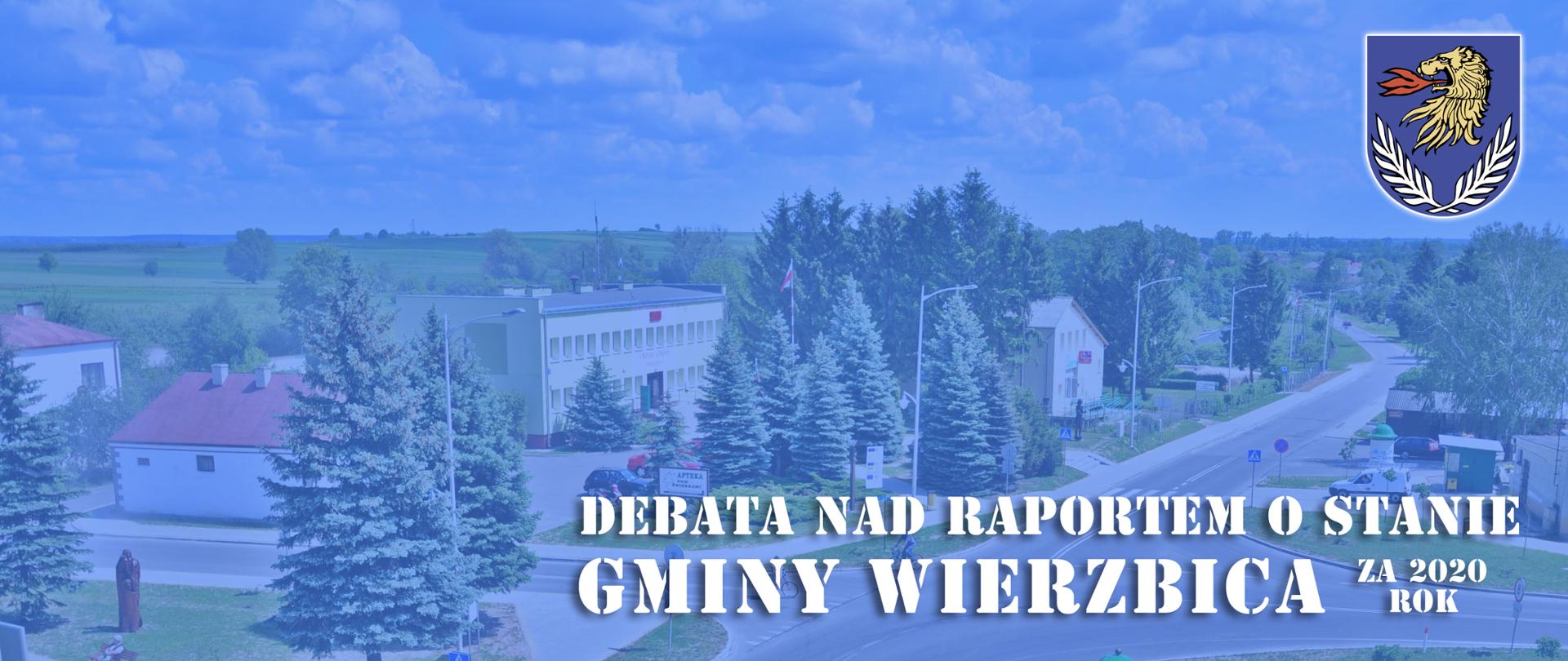 Ilustracja przedstawia panoramę Gminy Wierzbica, herb gminy: złotego lwa ziejącego czerwonym ogniem, oraz 2 gałązki wierzbowe, oraz napis "Debata nad raportem o stanie Gminy Wierzbica za 2020 rok".