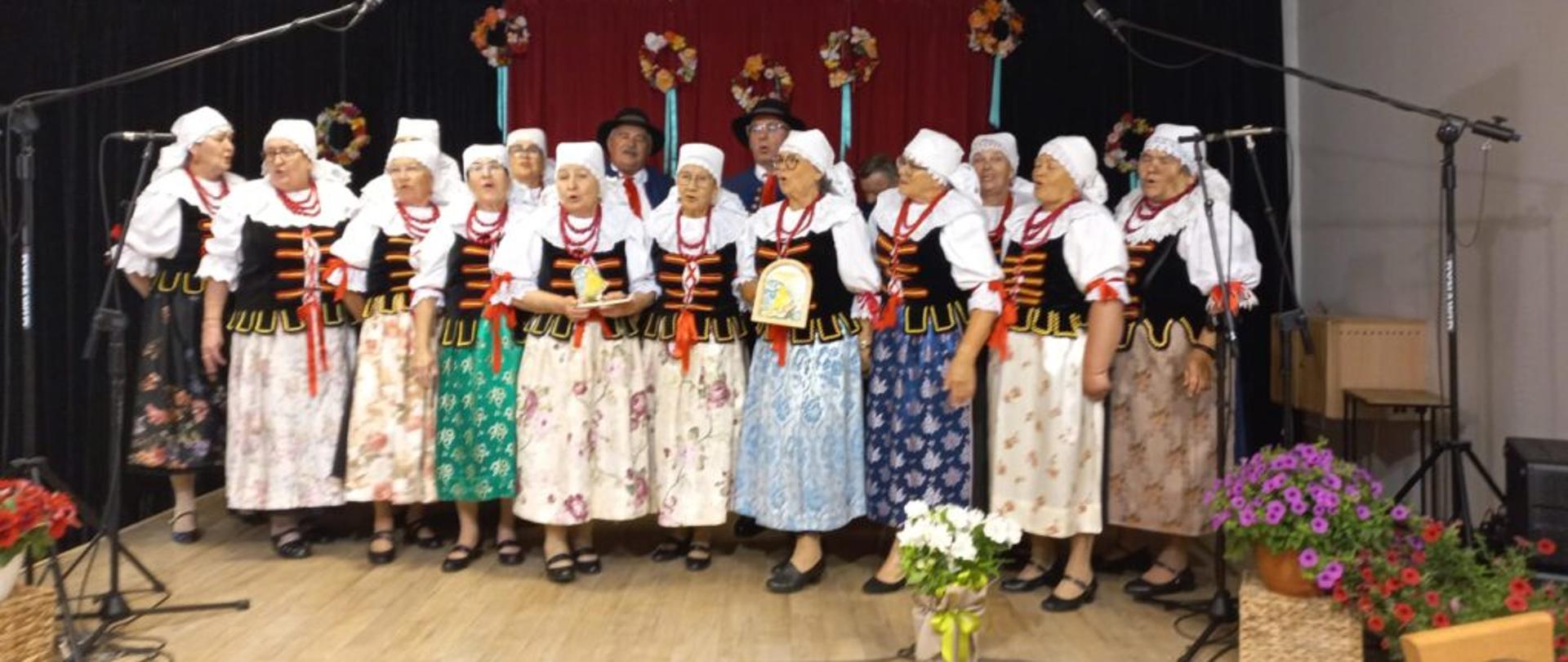 Zespół w strojach śląskich na scenie