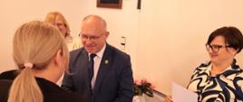 Moment wręczenia podziękowań