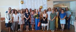 Zdjęcie przedstawia wszystkich pracowników Urzędu Gminy oraz jednostek organizacyjnych pozujących do zdjęcia.