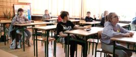 Uczniowie siedzą w ławkach, za chwilę rozpoczną część teoretyczną