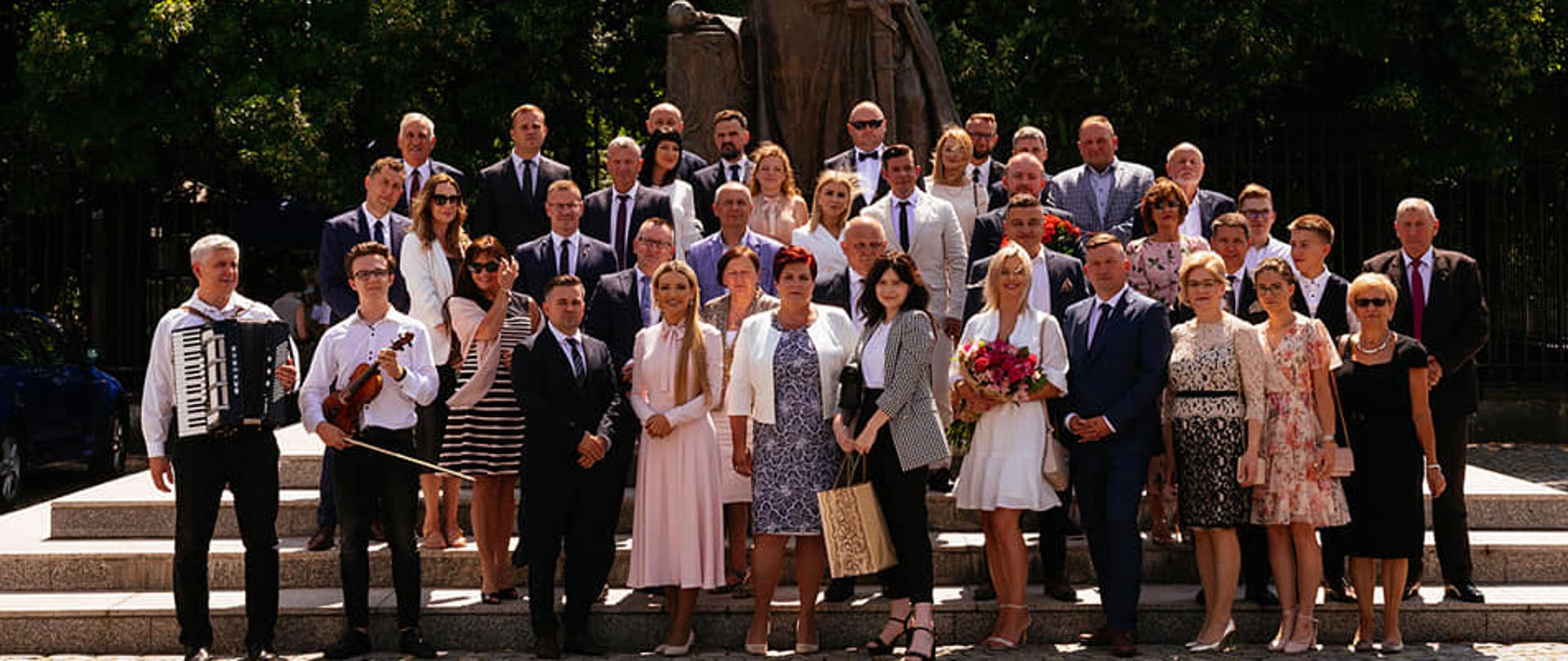 fotografia przedstawia grupowe zdjęcie właścicieli firmy INTERTECH wraz z zaproszonymi gośmi