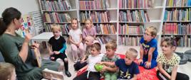Dzieci z miejskiego przedszkola na spotkaniu w chodzieskiej bibliotece 