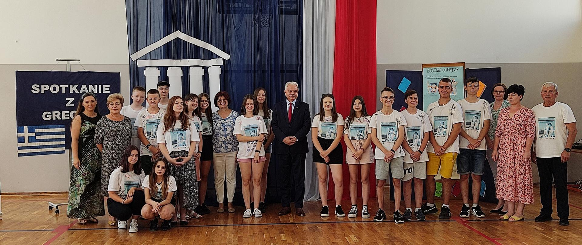 Pan Senator Waldemar Kraska z uczestnikami projektu 