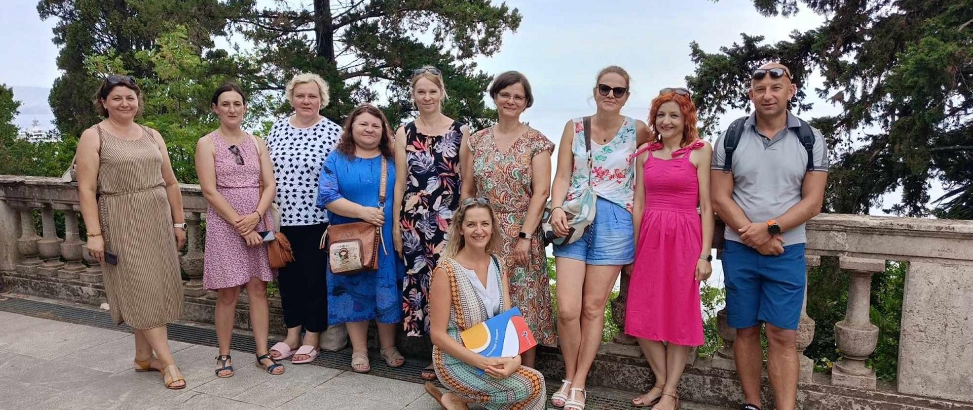 kobieta i jeden mężczyzna w letnich strojach pozują do zdjęcia 