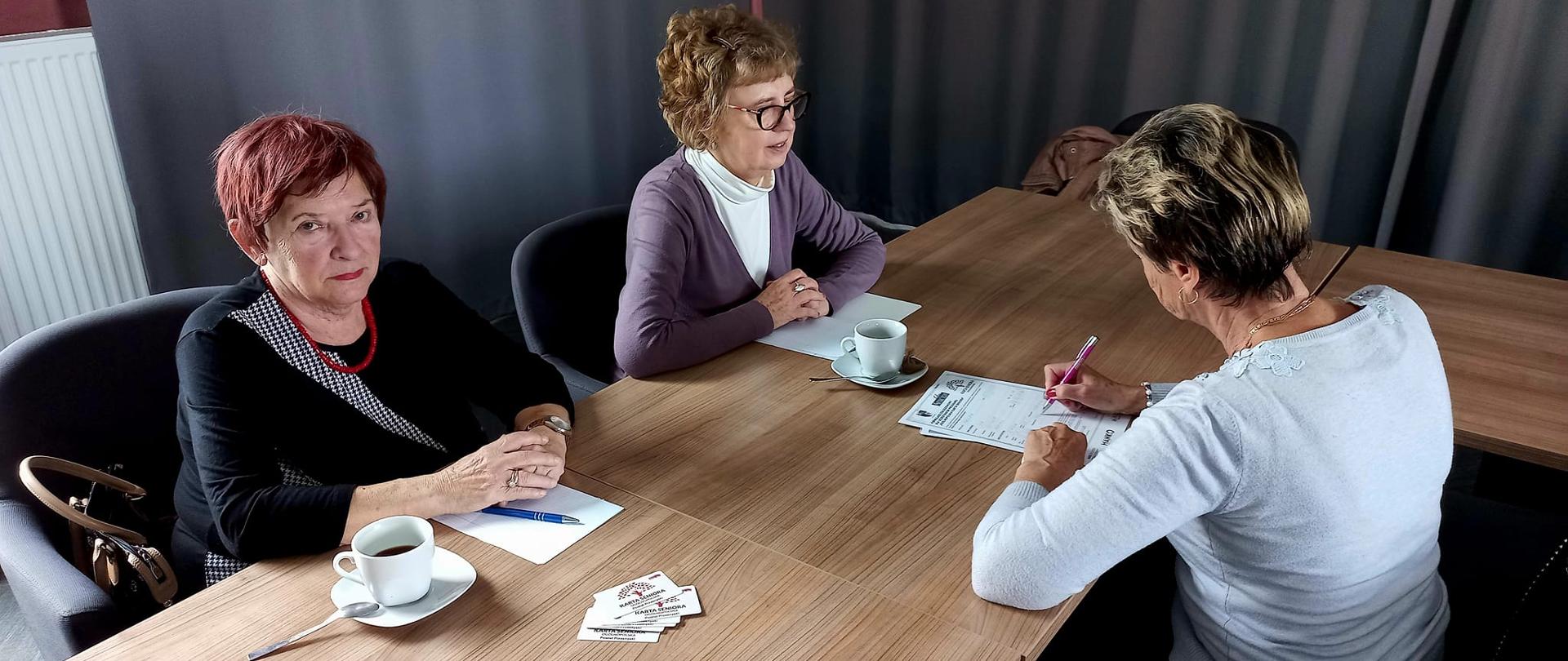 Podczas spotkania pracownicy starostwa zachęcali również seniorów do wyrobienia Ogólnopolskiej Karty Seniora, która upoważnia do korzystania ze zniżek w ponad 2 tysiącach punktów, instytucji oraz ośrodków zdrowia w całej Polsce.
