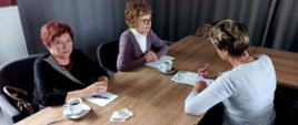 Podczas spotkania pracownicy starostwa zachęcali również seniorów do wyrobienia Ogólnopolskiej Karty Seniora, która upoważnia do korzystania ze zniżek w ponad 2 tysiącach punktów, instytucji oraz ośrodków zdrowia w całej Polsce.