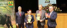Moment wręczenia pamiątkowych statuetek