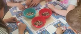 Przedszkolacy wykonują prace z bursztynu.