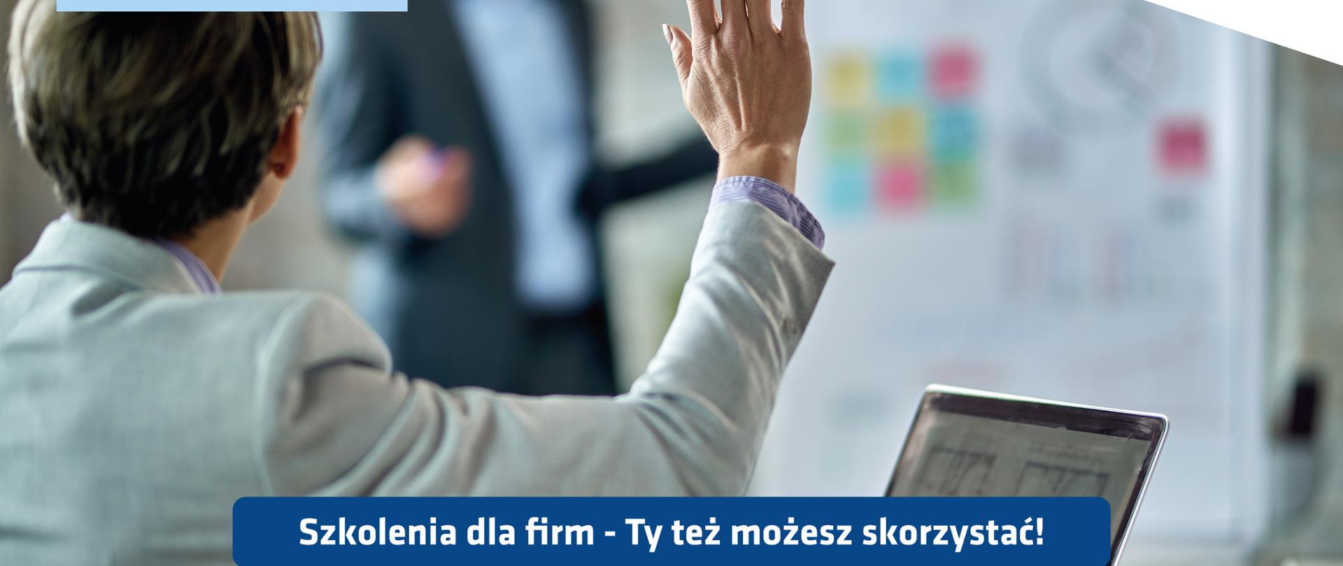osoba siedzi przy laptopie, ma podniesioną w górę prawą rękę, napis szkolenia dla firm - Ty też możesz skorzystać, logotypy funduszy UE, WARP