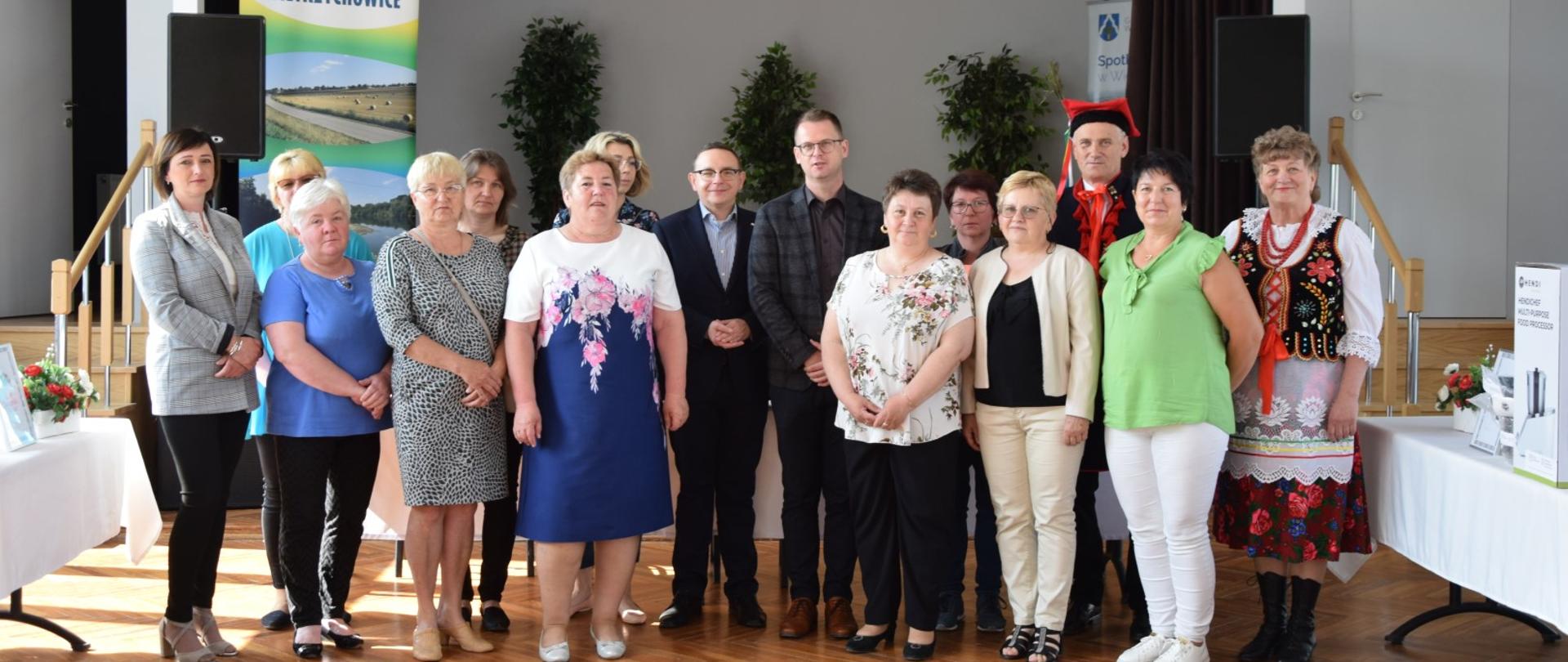 zdjęcie prezentuje przedstawicieli KGW z terenu gminy Wietrzychowice oraz Posła na Sejm RP i Wójta Gminy Wietrzychowice